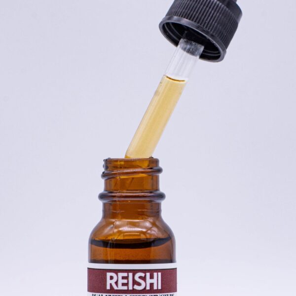 A close up of a tincture dropper filled with Hana Mushroom's Reishi Tincture to see the detail of the liquid. On a white background.